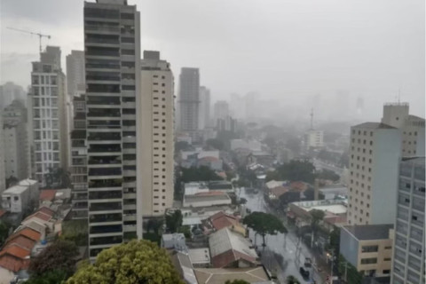 Chegada de frente fria refresca calor em São Paulo Temperatura pode chegar até 32°C nesta segunda