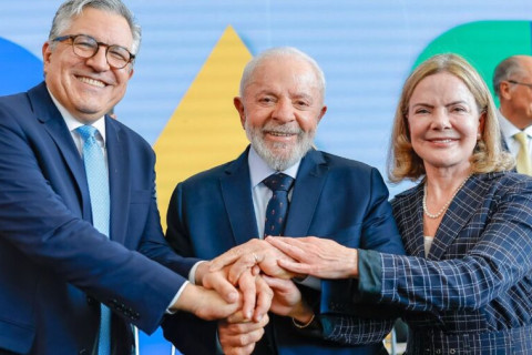 Gleisi Hoffmann e Alexandre Padilha tomam posse como ministros Mandatários das relações institucionais e da saúde já têm prioridades
