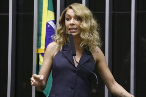 Erika Hilton desmente nova fake news da extrema-direita