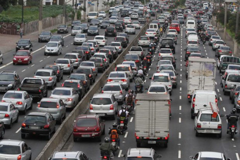 Mais de 30% dos brasileiros usam carro próprio para ir ao trabalho