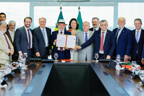 Lula assina decreto de promulgação do acordo Mercosul-União Europeia Parte comercial do tratado entrará em vigor de forma provisória