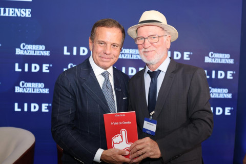 Mario Milani Entrega Livro “A Voz do Gesto” a João Doria em Brasília