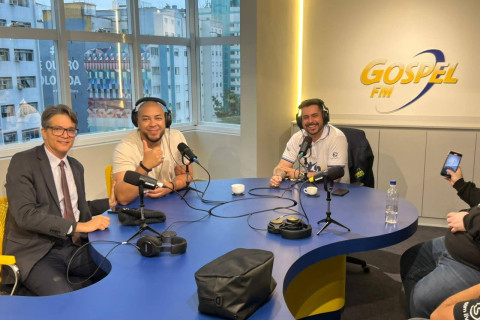 Gilvandro participa da Rádio Gospel FM ao lado do cantor Ton Carfi e anuncia retorno da Caravana Gospel em 2026