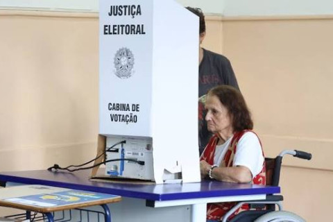 Cinco estados e o DF escolherão o governador neste domingo (25) Eleitores votarão primeiro para governador e, depois, para presidente