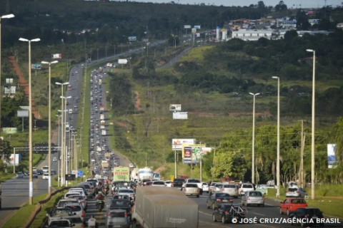 Feriado terá movimento intenso nas estradas e aeroportos brasileiros Feriado prolongado começa hoje e se estende até segunda, dia 2
