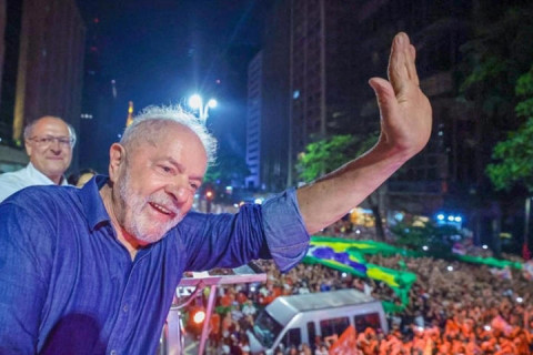 Somos todos 9 dedos: internautas prestam solidariedade a Lula e repudiam Flávio
