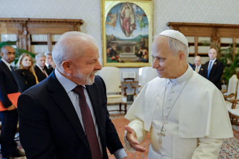Lula e Janja se encontram com papa Leão no Vaticano Nas redes sociais, Lula classificou reunião como "excelente encontro"