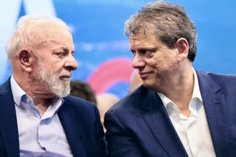 Tarcísio diz 'entender indignação' de Flávio após carta golpista, mas cobra 'respeito ao resultado' e 'responsabilidade'