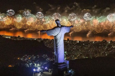 Réveillon no Rio: Copacabana espera reunir 2,5 milhões de pessoas Palco principal terá Caetano Veloso, Maria Bethânia, Ivete e Anitta