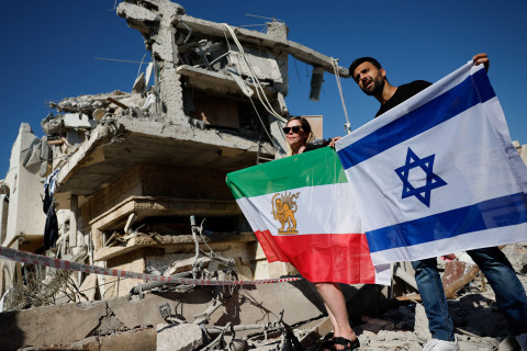 Irã reage a ataques e conflito amplia tensão no Oriente Médio Bombardeios, mortes e análises marcam segundo dia da guerra