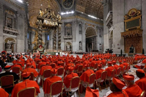 Cardeais seguem para segundo dia do conclave nesta quinta-feira (8) Os 133 religiosos permanecerão incomunicáveis até a tomada da decisão