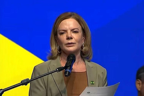 Gleisi defende integrantes do governo no "front de batalha" nas eleições