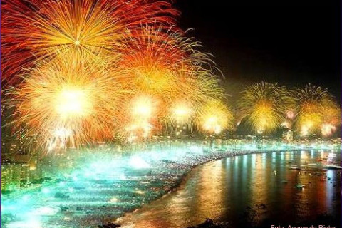 Tradição milenar, fogos de artifício iluminam as festas de fim de ano Apesar da beleza, os produtos exigem cuidados com o uso.
