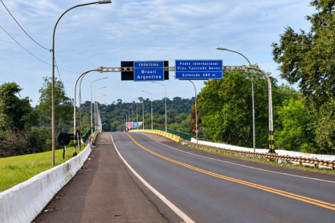 Argentina amplia restrições para saída de mercadorias pela fronteira; veja o que muda Regras em vigor desde sábado (10) mantêm limite diário de US$ 150 e restringem transporte de grãos e mercadorias em embalagens de 10 quilos ou mais.