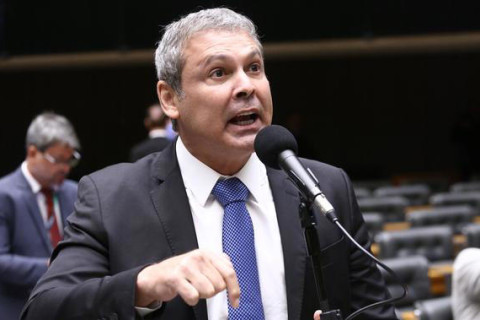Lindbergh aciona TSE contra Flávio Bolsonaro por propaganda eleitoral antecipada em protesto