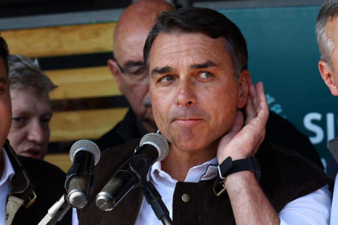 A CASA CAIU PARA FLÁVIO BOLSONARO