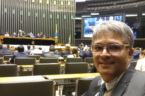 “Nova ordem política no Brasil: o fim dos extremos e a corrida contra o tempo de Tarcísio e Flávio Bolsonaro”
