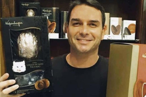 Loja de chocolates de Flávio Bolsonaro demitiu balconista grávida sem carteira assinada