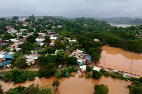 Cheia do rio Paraná ameaça novas casas e mobiliza equipes em Ciudad del Este Cerca de 80 pessoas estão em abrigo municipal e Itaipu atende 41 famílias no bairro San Rafael; nível do rio pode chegar a 111 metros na segunda-feira.