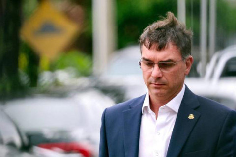 Endereço ligado a Flávio Bolsonaro é alvo de buscas da PF Medida foi autorizada pelo ministro Alexandre de Moraes
