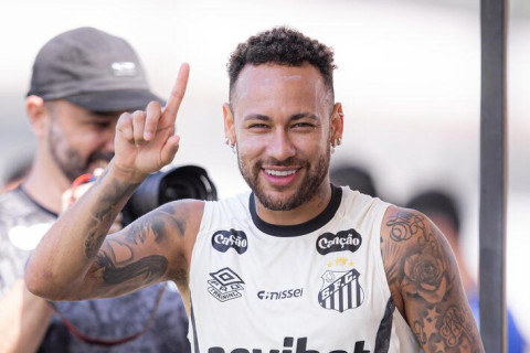 Neymar volta a treinar em campo no Santos enquanto ouve coro por seu nome na seleção brasileira
