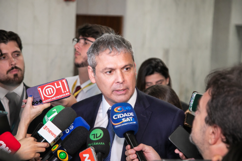 “Lindbergh defende veto ao PL da Dosimetria, convoca mobilização e destaca trabalho do Café com Notícia e do jornalista Gilvandro Oliveira Filho”