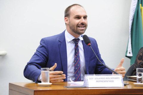 Eduardo Bolsonaro diz ter sido intimado pela PF por críticas a delegado