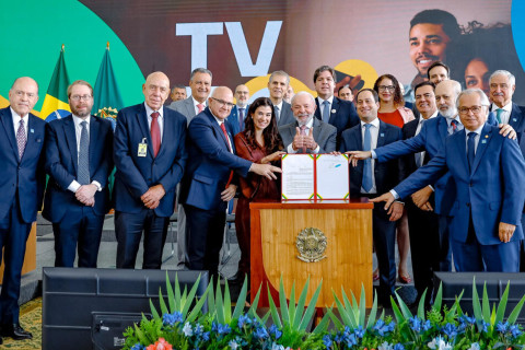 Lula assina decreto da TV 3.0; novo sistema deve começar em 2026 Modelo vai mudar a forma como o brasileiro assiste TV