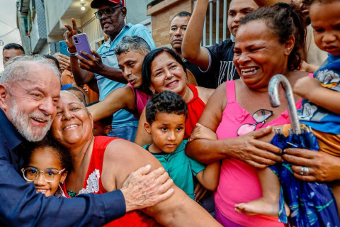Recife - PE: Moradores de Brasília Teimosa recebem títulos fundiários São 599 títulos em antiga área de palafitas, que fica à beira-mar