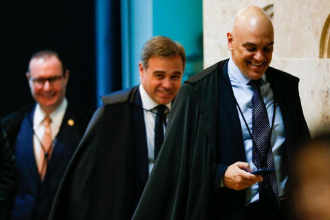 Alexandre de Moraes brinca com André Mendonça em sessão no STF: ‘Quer ir para a Primeira Turma’