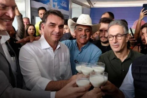 Zema desce a lenha em Flávio Bolsonaro e mete o dedo: "Bandido"
