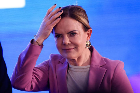 Gleisi critica juros altos e atribui crescimento da dívida pública à política monetária