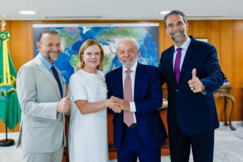 Com aval de Lula e do presidente nacional do PT, Edinho Silva, Gleisi Hoffmann confirma pré-candidatura ao Senado; Confraria 01 ganha protagonismo no Paraná