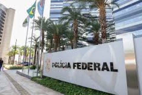 PF prende chileno por suspeita de injúria racial e homofobia em voo Estrangeiro teria ofendido comissário de bordo da Latam