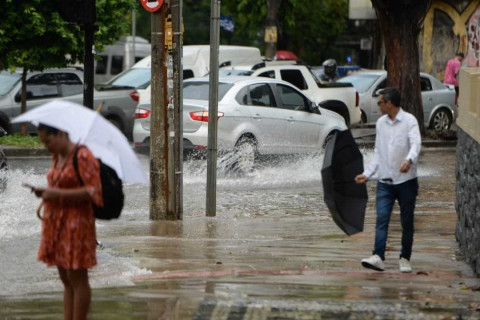 Chuvas: 24 estados estão em alerta para temporais e ventos fortes O alerta é vermelho, de grande perigo, para regiões do RJ, SP e MG