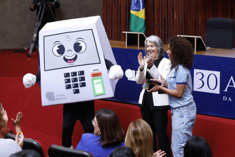 Urna eletrônica "acabou com a fraude eleitoral”, diz Cármen Lúcia Invenção brasileira completa 30 anos
