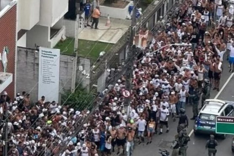 Confronto entre torcidas no Recife deixa feridos e destruição nas ruas Ataques ocorreram antes do clássico jogo entre Santa Cruz e Sport