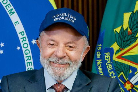 Lula, calado e reeleito O silêncio estratégico de Lula amplia sua força política diante dos ataques da extrema-direita e da pressão dos EUA