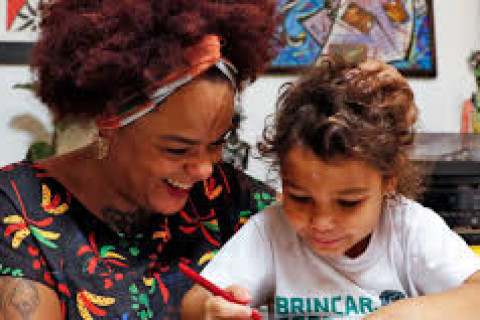 Trilha sonora do Dia das Mães embala afetos, lembranças e amores Segundo o Ecad, o Brasil tem mais de 10 mil obras com "mãe" no título