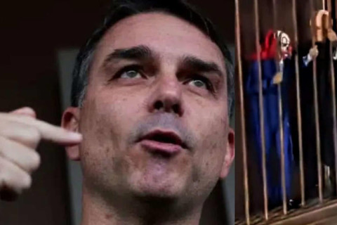 Ex-apoiadora de Bolsonaro diz que se Flávio se eleger haverá ditadura no Brasil