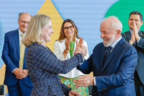 Desemprego recua a 5,2% e Gleisi celebra "mais um recorde"