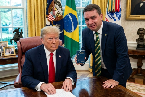 O quase cancelamento, a foto constrangedora e a fixação por Lula marcam o desfecho do fiasco de Flávio Bolsonaro na Casa Branca.