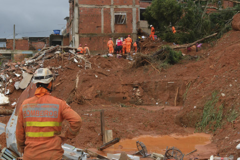 Chuvas: Zona da Mata mineira contabiliza 59 mortes e 15 desaparecidos Atualização foi divulgada na tarde de hoje pelo Corpo de Bombeiros