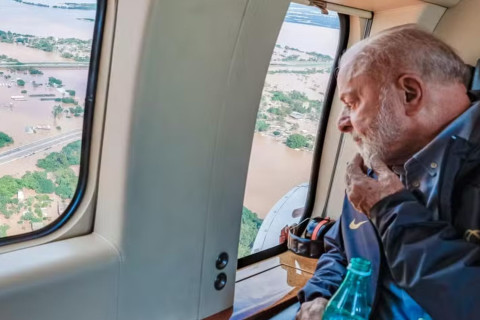 Lula sobrevoa áreas atingidas por chuvas em MG e se reúne com prefeitos da Zona da Mata
