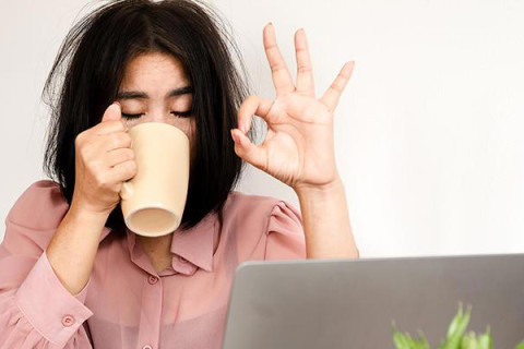 A primeira coisa que você faz ao acordar é tomar um café e aí está o erro