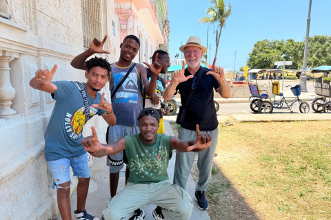 Juventude revolucionária cubana faz o “L “ para Lula e liberdade