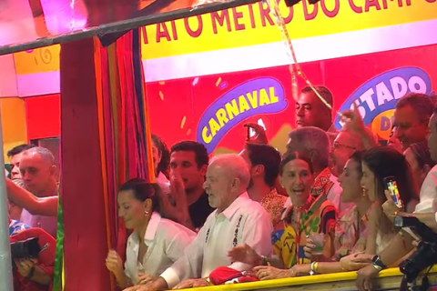 Apoio popular e coro de "sem anistia" marcam passagem de Lula pelo carnaval de Salvador