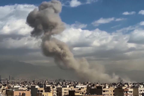 Israel e EUA atacam alvos no Irã Teerã promete responder à ofensiva