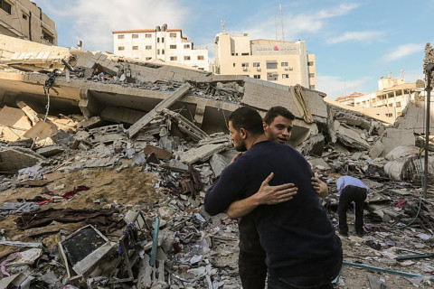 Cessar-fogo entre Israel e Hamas começa neste domingo Acordo humanitário inclui a troca de reféns e prisioneiros