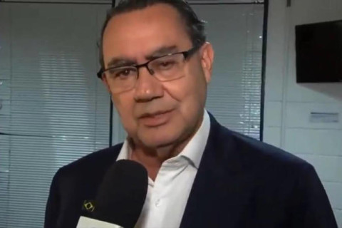 Augusto Cury critica atitude de Flávio Bolsonaro: jamais deveria